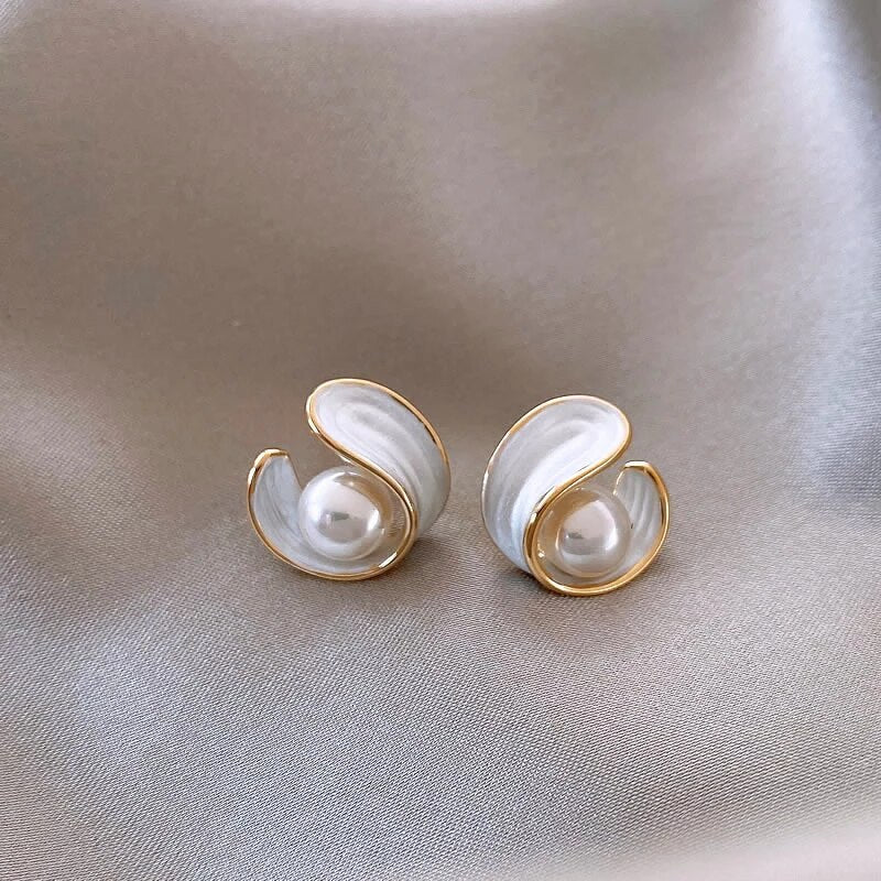 Luxe witte opalen oorbellen met parels in goud